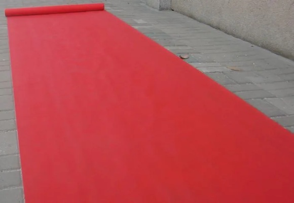 红色地毯多少钱一米（红色地毯价格参考）